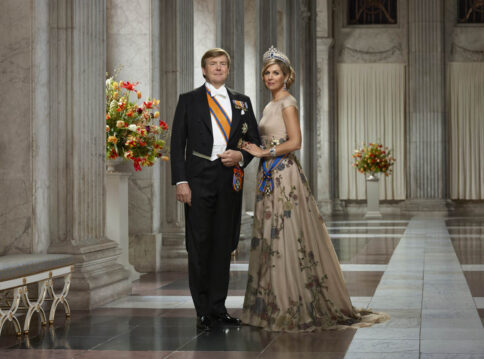 Staatsiefoto koning willem alexander en koningin maxima in burgerzaal 2018 erwin olaf liggend